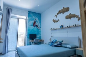 2 chambres, bureau, fer et planche à repasser, lit de bébé portatif