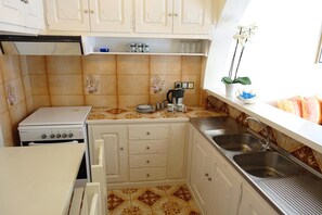 ثلاجة، فرن، موقد طهي مسطح، ماكينة لصنع القهوة/الشاي