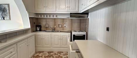 Fridge, oven, stovetop, coffee/tea maker