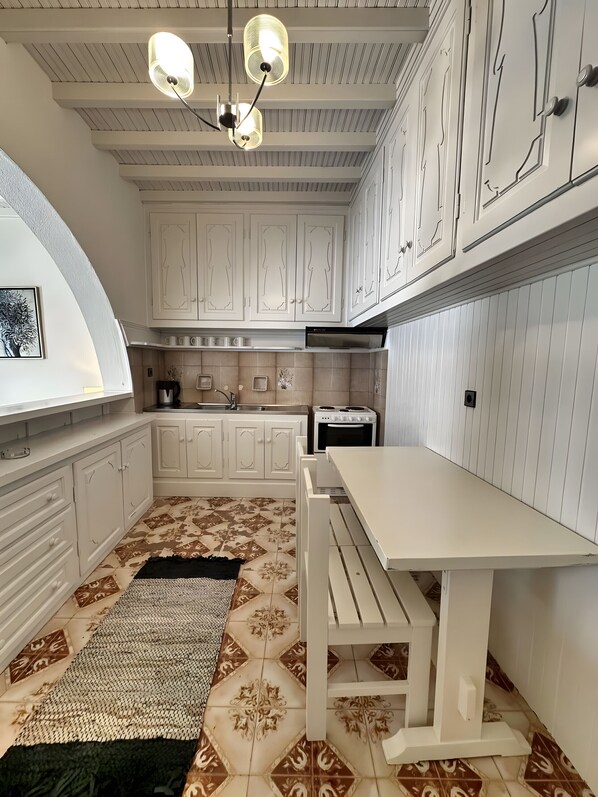 Fridge, oven, stovetop, coffee/tea maker