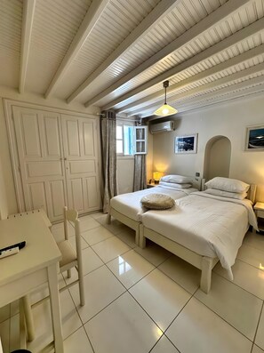 3 habitaciones, tabla de planchar con plancha, wifi y ropa de cama 