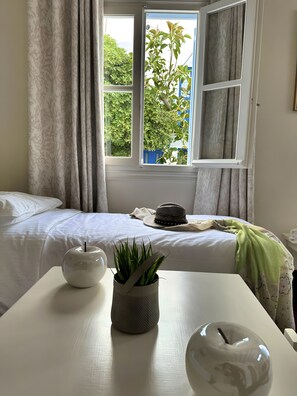 Iron/ironing board, WiFi, bed sheets