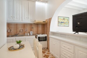 Fridge, oven, stovetop, coffee/tea maker