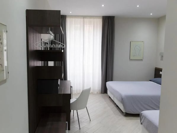 Habitación triple Deluxe | Caja fuerte, escritorio, espacio para trabajar con un portátil