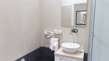 Doccia, asciugacapelli, asciugamani, sapone