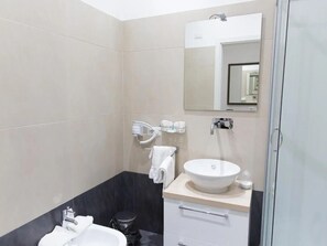 Douche, séchoir à cheveux, serviettes fournies, savon