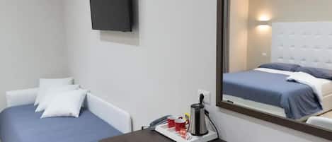 Comfort tweepersoonskamer | Een kluis op de kamer, een bureau, een laptopwerkplek, gratis wifi