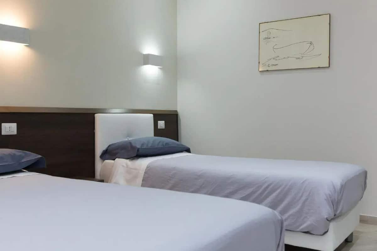 Habitación clásica con 1 cama doble o 2 individuales | Caja fuerte, escritorio, espacio para trabajar con un portátil
