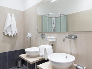 Deluxe Triple Room | Bathroom