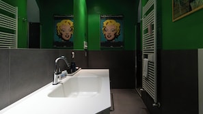 Apartment (2 Bedrooms) | Bathroom | Shower, bidet