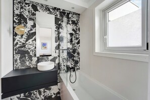 Apartment | Badezimmer | Badewanne, Haartrockner, Handtücher, Shampoo