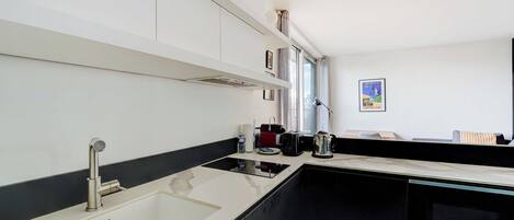 Appartement | Cuisine privée | Réfrigérateur, four à micro-ondes, surface de cuisson