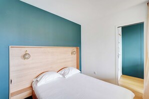 1 chambre, fer et planche à repasser, draps fournis