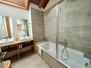 Shower, hair dryer, towels