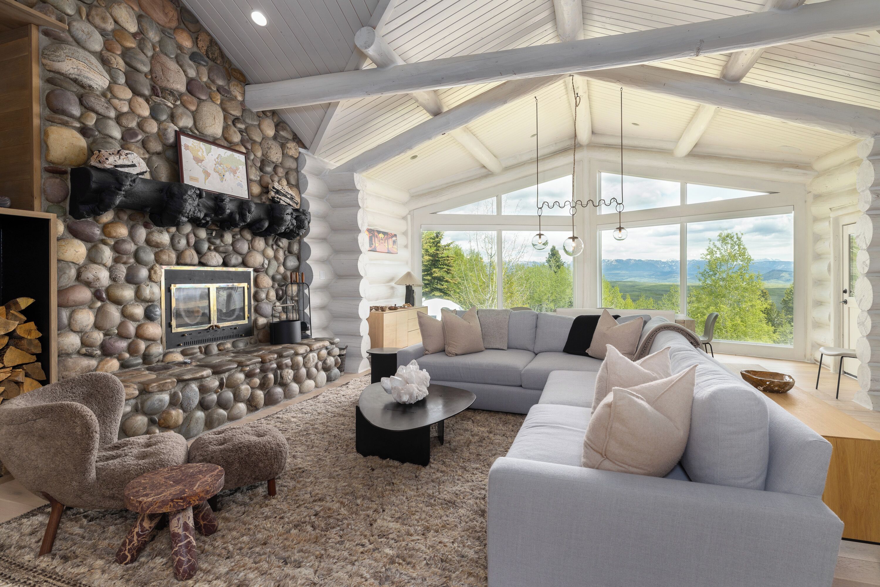 Televisión y chimenea 