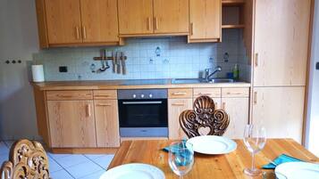 Refrigerador, horno, parrilla de estufa y cafetera y tetera