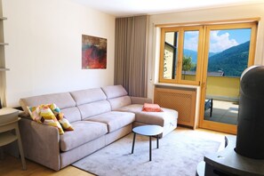 TV, fireplace, books - Apartment Cascada - Alpstay (Parcines)