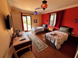 Comfort Room | Meja, ruang kerja komputer riba, Wi-fi percuma 