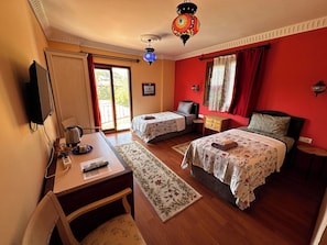 Comfort Room | Meja, ruang kerja komputer riba, Wi-fi percuma