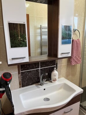 Habitación Confort | Baño | Ducha, artículos de higiene personal gratuitos y secador de pelo