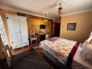 Comfort Room | Meja, ruang kerja komputer riba, Wi-fi percuma 
