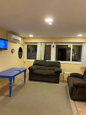 Quarto conforto, vista para o vinhedo | Escrivaninha, espaço de trabalho para notebook, Wi-Fi de cortesia