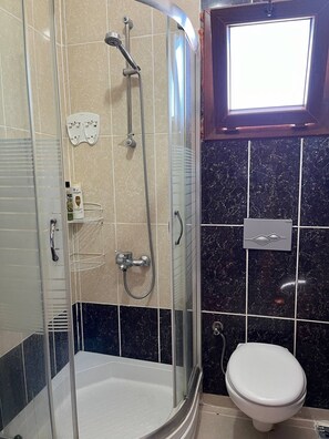 Habitación Confort | Baño | Ducha, artículos de higiene personal gratuitos y secador de pelo