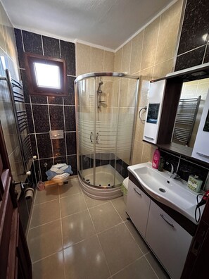 Comfort Room | Bilik Mandi | Pancuran mandi, kelengkapan dandanan diri percuma, pengering rambut 
