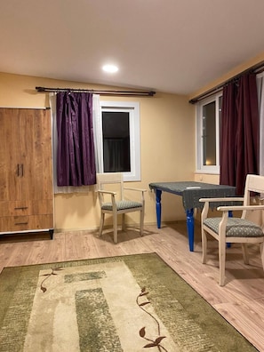 Quarto conforto, vista para o vinhedo | Escrivaninha, espaço de trabalho para notebook, Wi-Fi de cortesia