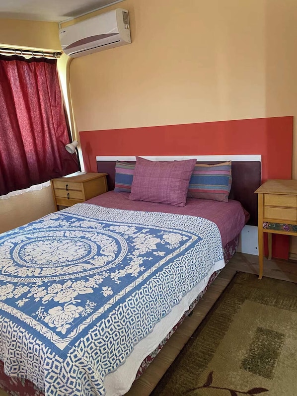 Quarto conforto, vista para o vinhedo | Escrivaninha, espaço de trabalho para notebook, Wi-Fi de cortesia