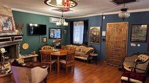 27-inch flat-screen TV with cable channels - Efes Linden House (Selçuk)