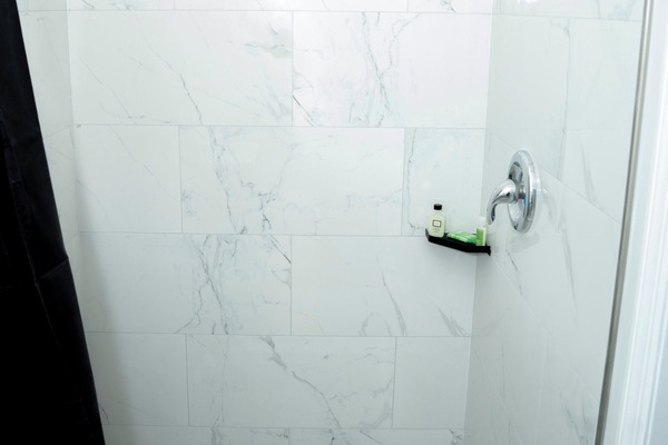 Chuveiro, toalhas de banho, sabonete, shampoo