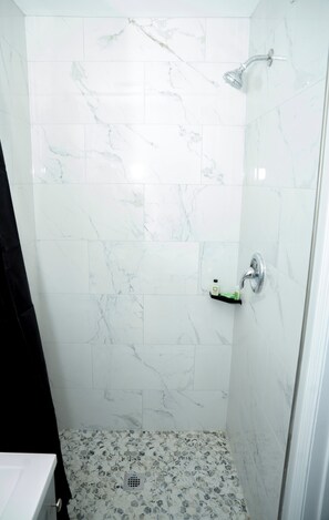 Douche, serviettes fournies, savon, shampoing