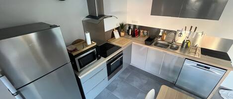 Microondas, horno, placa de cocina, lavavajillas