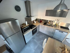 Four à micro-ondes, un four, surface de cuisson, lave-vaisselle