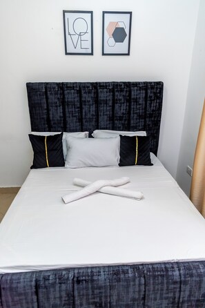 1 slaapkamer, een strijkplank/strijkijzer, gratis wifi, beddengoed