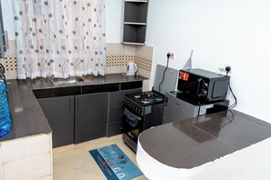Een koelkast, een magnetron, een oven, een kookplaat