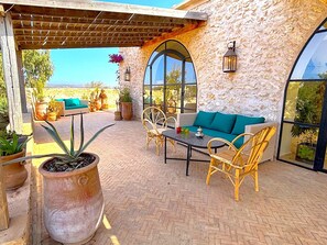 Outdoor dining - Palais Nouria (Ounagha)