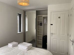 2 Schlafzimmer, individuell dekoriert, individuell eingerichtet