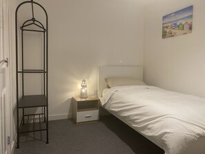 2 sovrum, individuell inredning, unika möbler och barnsängar