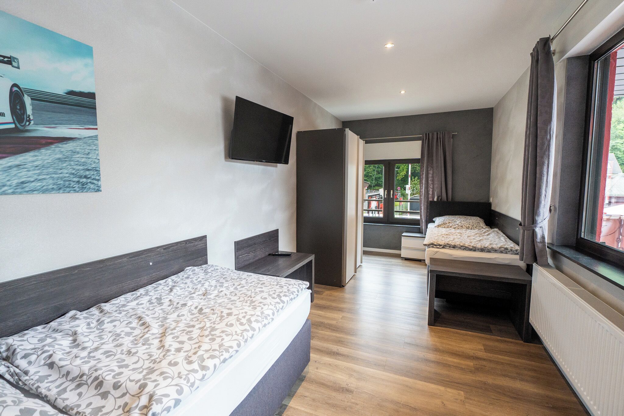 2 bedrooms, internet, bed sheets