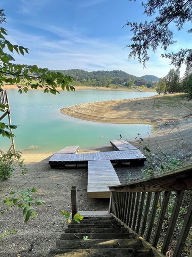  Family Fishing Cottage at Bebber’s Point – Private Cove, Dock & Room for 10