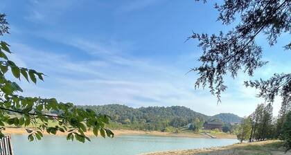 Family Fishing Cottage at Bebber’s Point – Private Cove, Dock & Room for 10