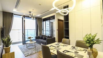 Habitación doble Deluxe de uso individual, vista a la ciudad | Área de sala de estar