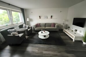 Living area - Apartment 'Gute Zeit' with Private Terrace, Private Garden and Wi-Fi (Sundern)