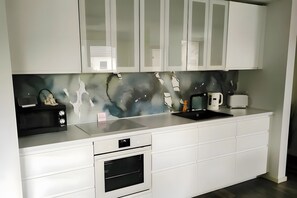 Frigorífico, microondas, horno y placa de cocina