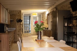 Dining - Quiet, spacious country house 1 hour from Disney land. 1 h00 from Paris. (Hautevesnes)
