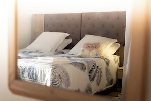Iron/ironing board, bed sheets