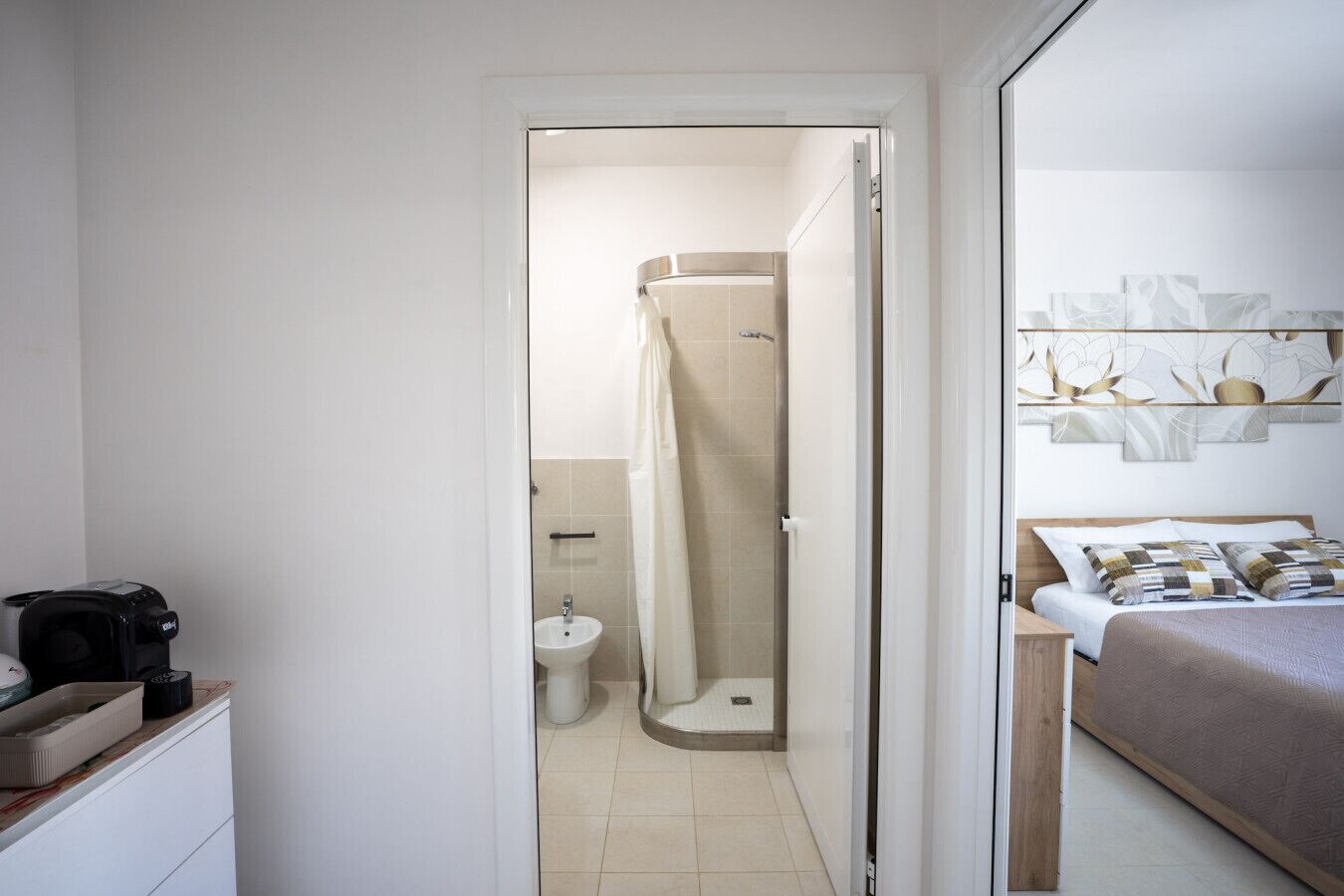 Un baño moderno con ducha, inodoro y lavamanos.