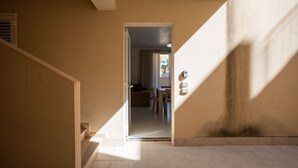 A hallway with a staircase leading to a dining area. - Casa vacanze D&G - Marina di Ragusa (Marina di Ragusa)